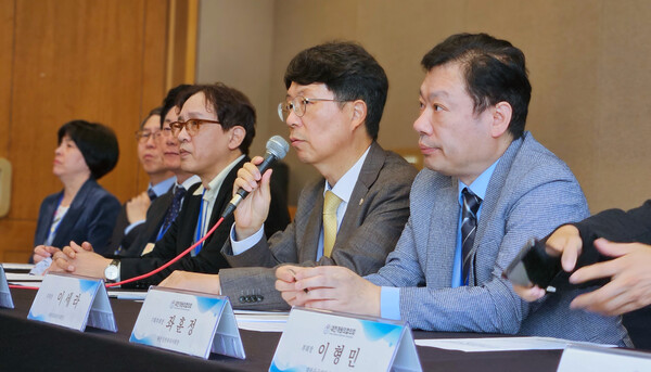 The Korean Medical Practitioners Association (KMPA) said it would oppose the government's push to increase the number of medical school students, even going on strike if necessary, at a news conference on Sunday. (KBR photo)