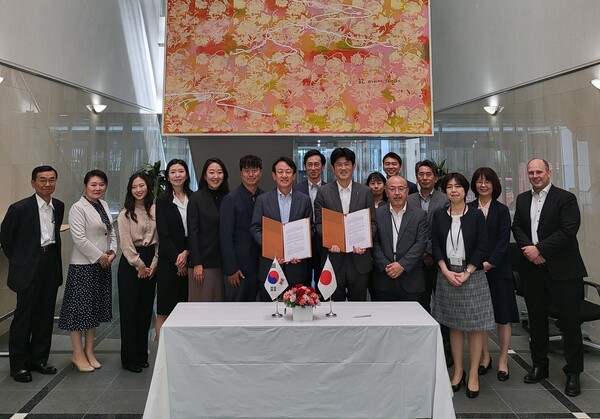 GI Innovation Chairman & CEO Rhee Byung-geon (seventh left) and Maruho President and CEO Atsushi Sugita (to Rhee's right) hold up the license agreement at Maruho headquarters in Osaka, Japan, Monday. (Credit: GI Innovation)