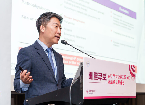 Professor Kim Eung-ju speaks at the same conference.