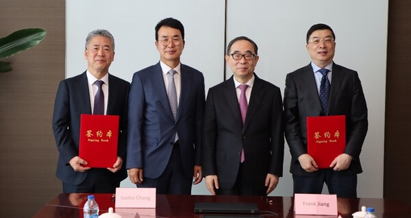 Jiangsu Hengrui Pharmaceuticals signed an agreement with HLB and Elevar to grant the global rights for camrelizumab, an immunotherapy candidate in development for the treatment of hepatocellular carcinoma (HCC), to Elevar. They are, from left, Elevar CEO Chong Sae-ho, HLB Group Chairman Jin Yang-gon, Jiangsu Hengrui Chairman Sun Piaoyang, and Jiangsu Hengrui Vice President Frank Jiang.
