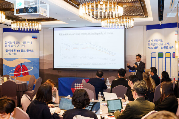 Min Jin-soo, a professor of respiratory medicine at Seoul St. Mary's Hospital, gives a lecture, "Present and Future of Tuberculosis Control in Korea," during a conference held by Qiagen Korea at Ambassador Seoul Pullman on Tuesday, the 10th anniversary of the launch of its latent tuberculosis diagnostic test product.