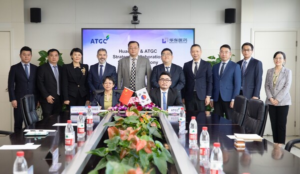 Officials from ATGC, Huadong Medicine Aesthetics Investment Limited, and Sinclair pose for a photo after signing the license agreement at Huadong Medicine in Hangzhou, China, on Tuesday. They are ATGC CEO Jang Sung-su (bottom right), Huadong Medicine Aesthetics Investment Limited Board Director and Legal Representative Honglan Ma (to Jang's left), Sinclair CEO Miguel Pardos (top left fourth), and Huadong Medicine Chairman and CEO Liang Lu (top left fifth).