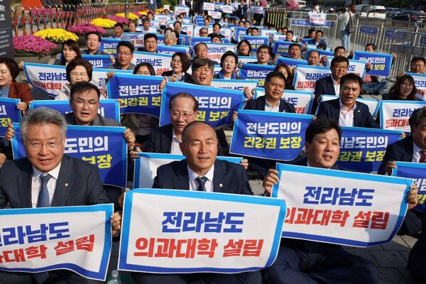 Rep. Kim Won-i of DPK (center in front row) attends a rally with the South Jeolla Provincial Assembly after shaving his head to demand the establishment of a medical school in the province in front of the presidential office in Yongsan on Wednesday. (Courtesy of Rep. Kim’s office)