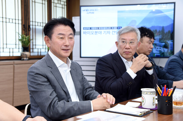 Uijeongbu Mayor Kim Dong-geun (left) speaks about plans to create a bio cluster during a recent press conference for the creation of a bio cluster at the City Hall.