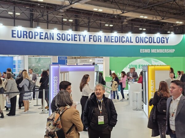 Participants and visitors exchange talks at the venue of the European Society for Medical Oncology Annual Meeting (ESMO 2023). (KBR photo)