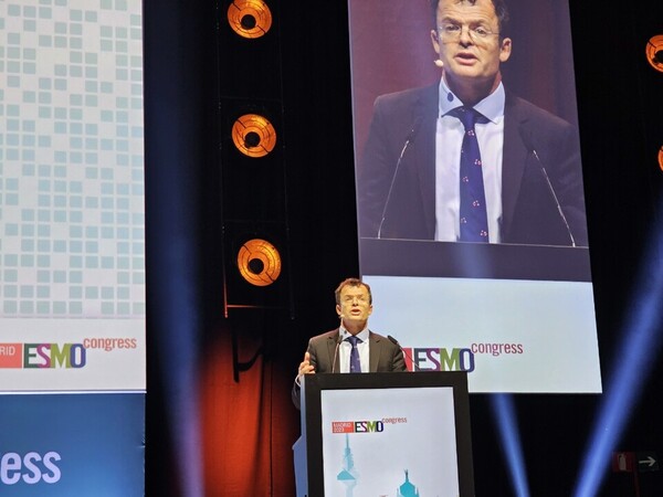 Professor Thomas B. Powles, director of the Bartlett Cancer Center at University College London, presents the clinical results of KEYNOTE-A39 (EV-302) at the Ipema Convention Center in Madrid, Spain, on Sunday (local time). (KBR photo)