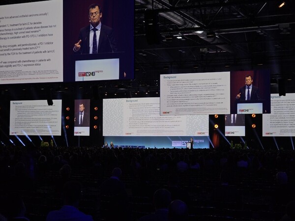 KEYNOTE-A39 (EV-302) clinical trial data presentation is underway in the Madrid Hall, one of the largest spaces at the event jampacked with an audience. (KBR photo)
