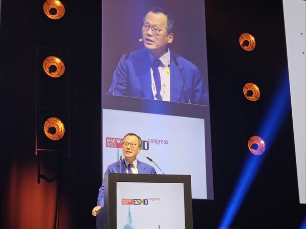 Dr. Cho Byoung-chul, head of the Lung Cancer Center at Yonsei Cancer Center, Yonsei University Severance Hospital, gives a presentation on Sunday, local time. (KBR photo)