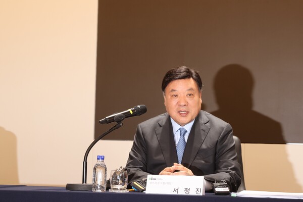 Celltrion Group Chairman Seo Jung-jin explains the company's future plans to reporters during a press conference held at NH Securities headquarters in Yeouido, Seoul, Wednesday. (KBR photo)