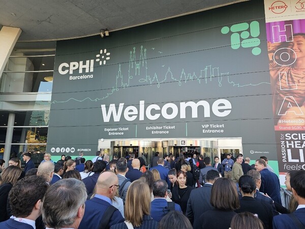 A large number of people gathered at the entrance of the venue as the CPHI Worldwide 2023 kicked off for a three day-run at the Fira Barcelona Gran Via convention center in Barcelona, Spain, on Tuesday. The logo of Samsung Biologics, a welcome partner of the event, is seen. (KBR photo)