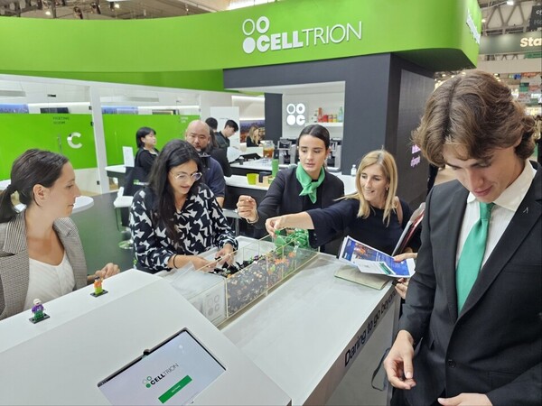 Celltrion gave away Lego chips to visitors to its promotional booth. (KBR photo)