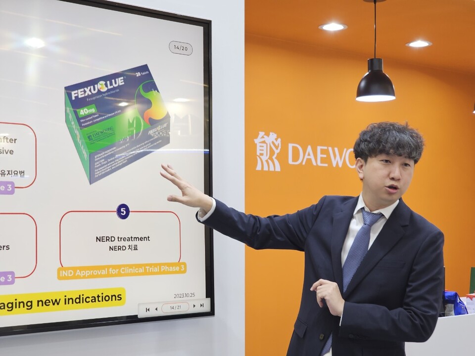 Kim Do-young, head of Daewoong Pharmaceutical's Global Development Center, explains the company's strategy for exporting Fexuclue during a news conference at the company’s booth in the venue of the CPHI Worldwide 2023 in Barcelona, Spain, on Wednesday.(KBR photo)