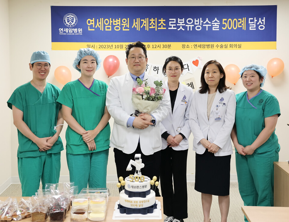 Professor Park Hyung-seok (third from left), along with Professors Ahn Ji-hyun Yang Eun-jung (to Park’s right in white gowns) of the Breast Surgery Team at Yonsei Cancer Hospital, poses for a commemorative photo with the medical staff of the Breast Cancer Center.(Courtesy of Gangnam Severance Hospital)