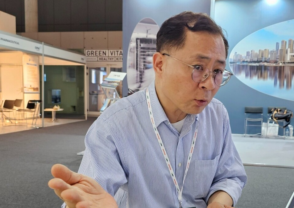 On Wednesday, Jeon Tae-yeon, managing director of Alteogen, talks about the company’s business plan on the sidelines of CPHI 2023 in Barcelona, Spain.(KBR photo)