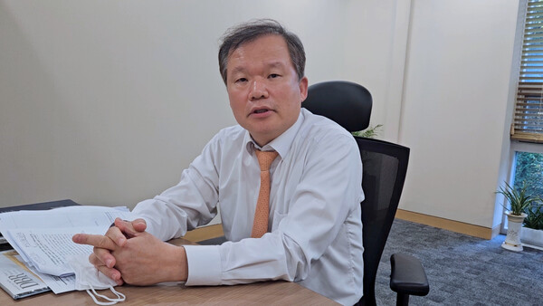 In a recent interview with Korea Biomedical Review, Kim Tae-woo, a professor of ophthalmology and deputy director of public affairs at Seoul National University Bundang Hospital, emphasized that as a teaching hospital, the hospital will contribute to strengthening the capacity of the home healthcare field. (KBR photo)
