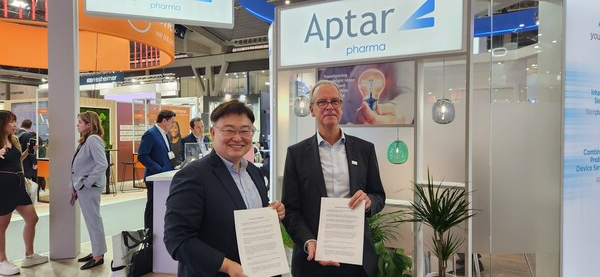 Kwon Tae-geun (left), Executive Director of Samil Pharmaceutical, and Matthias Birkhoff, Vice President of Aptar Pharma, sign an MOU for their partnership at the Convention on Pharmaceutical Ingredients (CPHI) 2023 last week in Barcelona, Spain. (Credit: Samil Pharmaceutical)