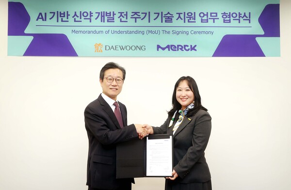 Daewoong's Chief of Drug Discovery Center Park Joon-seok (left) and Merck Life Science Korea Head of Science and Lab Solutions Chung Ji-young shake hands after signing the MoU at Merck headquarters in Gangnam-gu, Seoul, Tuesday.