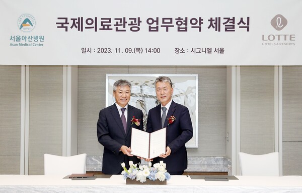 Asan Medical Center President Park Seung-il (left) and Lotte Hotel CEO Kim Tae-hong signed a business agreement to raise the global profile of Korean healthcare on Thursday. (Courtesy of Asan Medical Center)