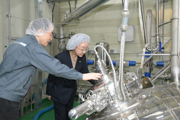Minister of Food and Drug Safety Oh Yu-kyoung (right) visits GF Fermentech in Sejong on Wednesday.