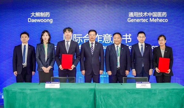 Daewoong Pharma and Meheco officials pose for a commerative photo after signing the MOU agreement during the China International Import Expo 2023 held in Shanghai, China, from Nov. 5 to 10. They are Daewoong Global Strategy and Marketing Head Kim Do-young (third from left), Genertec Meheco International Vice President Zhou Chunming (to Kim’s right), China Meheco International Chairwomen Mei Mei (first from right).