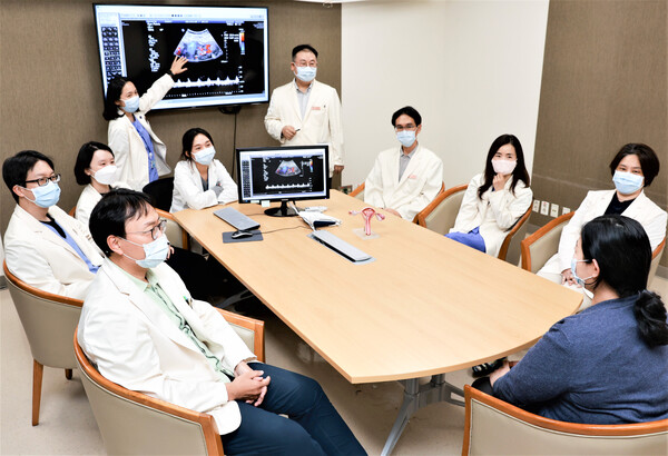 The SMC’s multidisciplinary uterus transplantation team is having a meeting. (Courtesy of SMC)