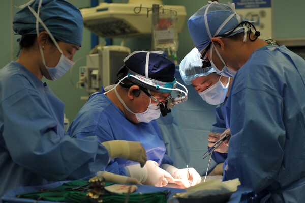 Park Jae-berm, a professor of transplantation surgery at SMC, performs the uterus transplant surgery. (Courtesy of SMC)