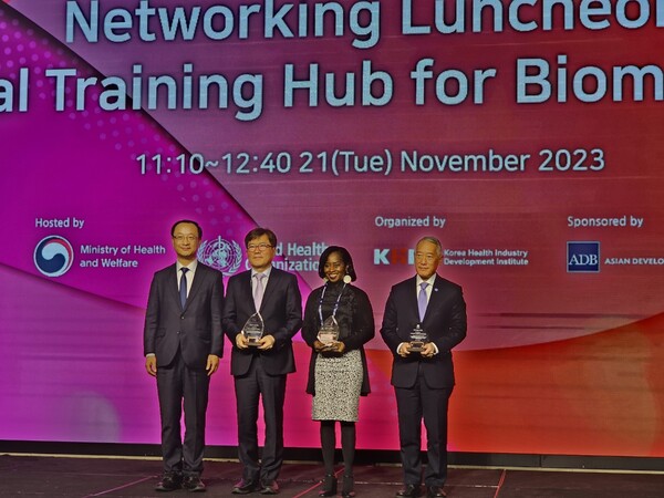MOHW and recipients of the MOHW award for the acknowledgment of partners that helped establish GTH-B pose for a photo. They are, from left, MOHW Deputy Minister Jun Byung-wang, ADB Deputy Director General Ra Sung-sup, KEMRI Research Governance Manager Marianne Munene, and IVI Director General Jerome Kim. (Credit: KBR)