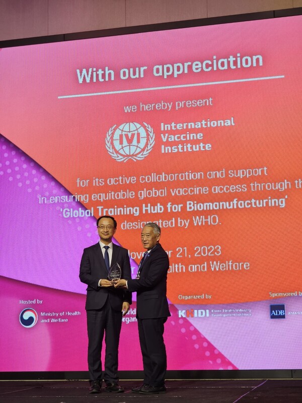 IVI Director General Jerome Kim (right) and MOHW Deputy Minister Jun Byung-wang pose for a photo after receiving an award in recognition of IVI's active collaboration and support in ensuring equitable global vaccine through GTH-B. (Credit: KBR)