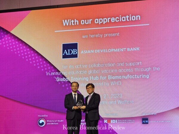 ADB Deputy Director General Ra Sung-sup (right) and MOHW Deputy Minister Jun Byung-wang hold up the same award.