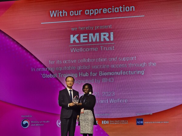 KEMRI Research Governance Manager Marianne Munene (right) and MOHW Deputy Minister Jun Byung-wang hold up the same award. (Credit: KBR)