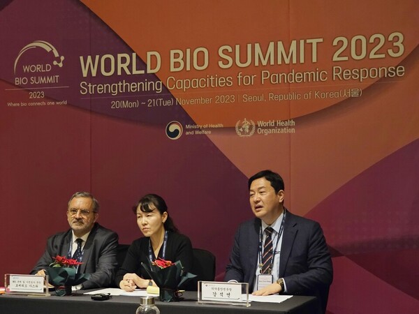 WHO Director Rogerio Gaspar (left) and MFDS Director-General Kang Seok-yeon (right) answer questions after a meeting between the World Health Organization (WHO) and the Ministry of Food and Drug Safety (MFDS) at the Conrad Hotel in Seoul on Tuesday. (KBR photo)