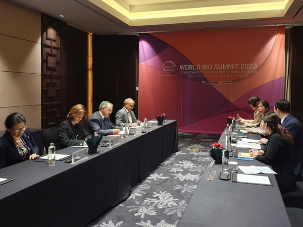 Officials from the WHO and the MFDS hold a bilateral director-level meeting. (KBR photo)