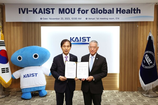 KAIST President Lee Kwang-hyung (left) and IVI Director General Jerome Kim hold up the MOU at KAIST in Daejeon on Thursday. (credit: KAIST)