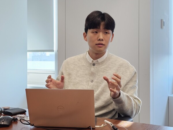 Lee Hyo-baek, a solution consultant at Medidata Korea, makes a point during his explanation. (KBR photo)
