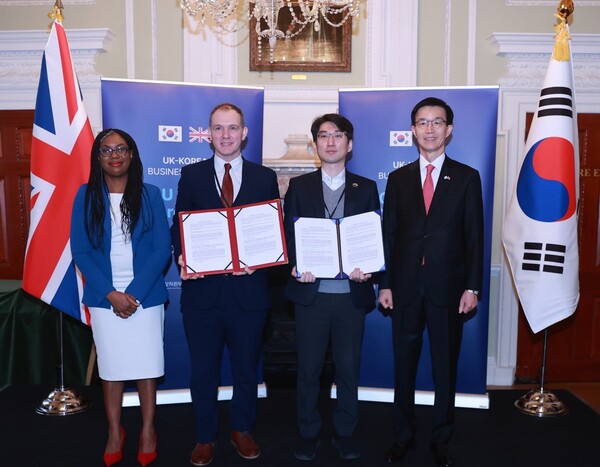 Lemonex and the Health Innovation East signed a memorandum of understanding (MOU) at the UK- Korea Business Forum in the UK on Wednesday. From left are Kemi Badenoch, UK Secretary of State for Business and Trade, Rodney Kelly, Senior Advisor at Health Innovation East, Won Chul-hee, CEO of Lemonex, Bang Moon-kyu, Minister of Trade, Industry and Energy) (Credit: Lemonex)