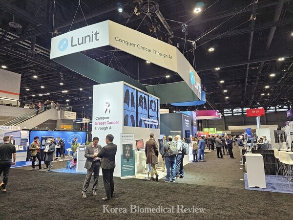 Lunit presented seven AI-powered studies during RSNA 2023, including an oral presentation on Lunit's AI model. This model redefines the efficiency of chest radiograph reporting by combining new and existing AI algorithms to filter normal chest radiographs, acting as a safety net to reduce radiologists' workload.