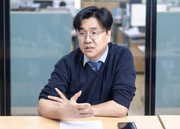 Professor Lee Jae-gap of the Department of Infectious Diseases at Hallym University Kangnam Sacred Heart Hospital comments on the government’s Covid-19 control.