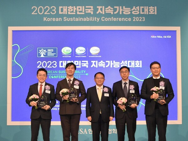 Oh Se-kwon (far left), head of Hanmi Pharm’s ESG Group, is among the officials of award-winning companies at the 2023 Korea Sustainability Competition organized by the Korea Standards Association at the Lotte Hotel in downtown Seoul on Monday.