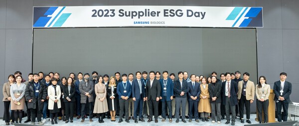 On April 28, Samsung Biologics held a Supplier ESG Day to encourage suppliers to strengthen their ESG management. Representatives of Samsung Biologics' major suppliers who participated in the event pose for a commemorative photo. (Credit: Samsung Biologics)