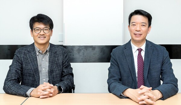 Professor Yoo Tae-hyun (left) of the Department of Nephrology at Severance Hospital and Professor Chung Sung-jin of the Department of Nephrology at the Catholic University of Korea Yeouido St. Mary's Hospital hold a joint interview with Korea Biomedical Review.