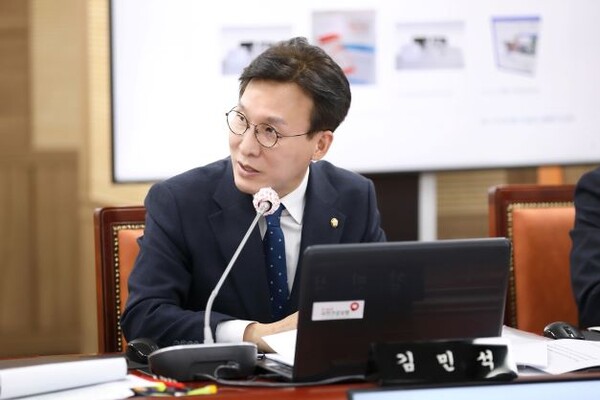 Rep. Kim Min-seok of the Democratic Party of Korea has introduced a bill to amend the Medical Service Act to make it mandatory to mark medical certificates and prescriptions with braille and sign languages for the visually and hearing impaired. (Courtesy of Rep. Kim Min-seok's office)