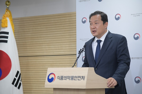 Director-General Kang Seok-yeon of the Drug Safety Bureau at the Ministry of Food and Drug Safety speaks at a news conference on Thursday.