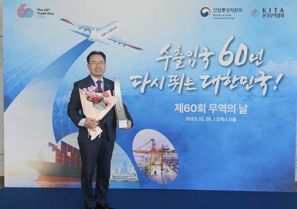 Huons Meditech CEO Cheon Cheong-woon holds up the $7 million Export Tower Award at the 60th Trade Day ceremony held at COEX in southern Seoul on Tuesday. (Credit: Huons Meditech)