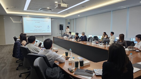 Specialists in nephrology and critical care medicine from Thailand visited Samsung Medical Center on Nov. 22 to attend a workshop on the latest advances and operations of CRRT.