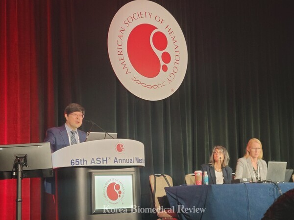 Professor Kim Won-seog at Samsung Medical Center presents the data of the EPCORE NHL-5 study, which highlighted the potential benefits of combining epcoritamab and lenalidomide for patients with R/R DLBCL during an oral presentation session at the ASH 2023 Conference held in San Diego, Calif., on Sunday.