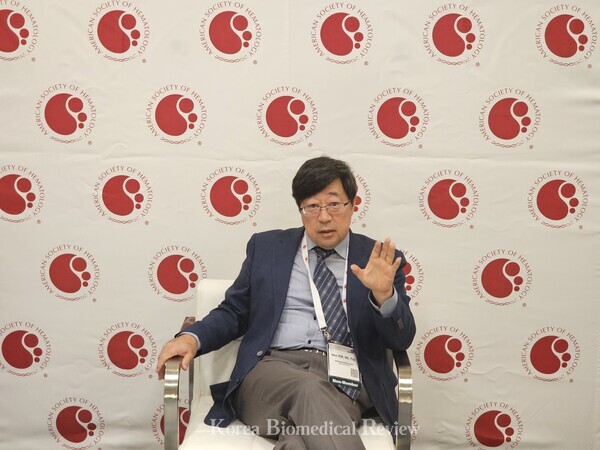 Professor Kim Won-seog explains the combination therapy's potential during an interview with Korea Biomedical Review at the same conference.