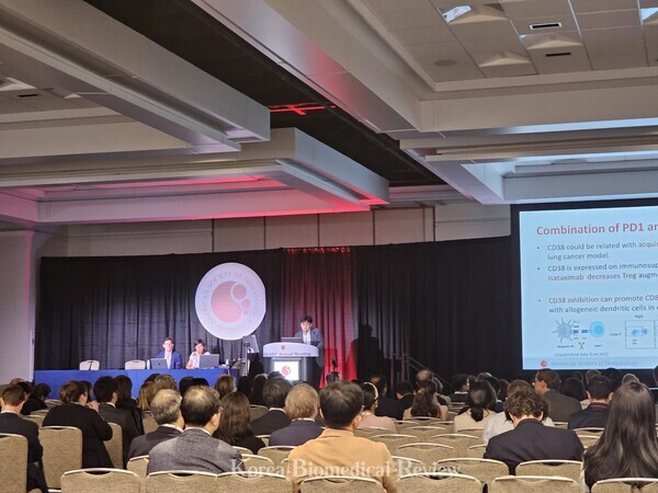 Professor Kim Seok-jin at Samsung Medical Center present the data of the CISL2102/ICING, which showed a promising new therapy for Extranodal NK/T-cell lymphoma (ENKTL), a rare lymphoma, during an oral presentation session at the ASH 2023 Conference held in San Diego, Calif., on Saturday.