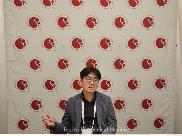 Professor Kim Seok-jin explains unmet need in treating ENKTL during an interview with Korea Biomedical Review at the same conference.