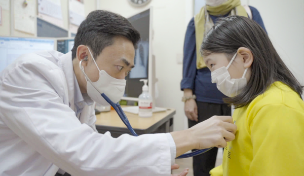 Lee Jue-seong, a professor at the Department of Pediatrics at Korea University Anam Hospital, examines Tsogzaya Naranmunkh a Mongolian patient. (Credit: Korea University Medicine)
