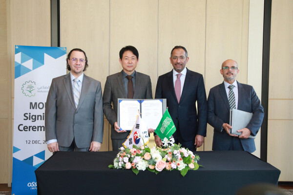 Osstem Implant CEO Eom Tae-kwan (second from left) and Minister of Industry and Mineral Resources of Saudi Arabia Bandar bin Ibrahim AlKhorayef pose for a commemorative photo after signing the MoU to cooperate in establishing a dental medical equipment production facility and distribution infrastructure in Saudi Arabia at Osstem Implant headquarters in Gangseo-gu, Seoul, Tuesday. (credit: Osstem Implant)